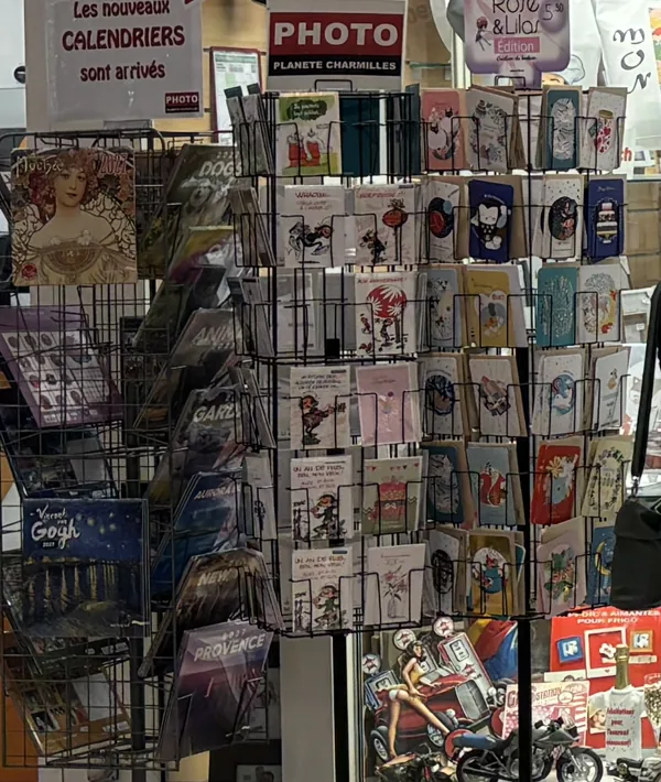 Les tourniquets de cartes et de calendriers devant la boutique