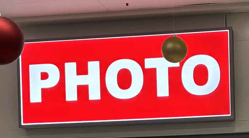 Le caisson lumineux rouge PHOTO au-dessus de la boutique