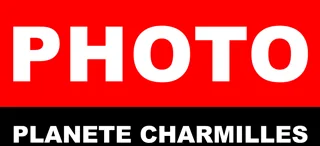 Logo Photo Planète Charmilles : PHOTO en blanc sur fond rouge, Planète Charmilles en dessous